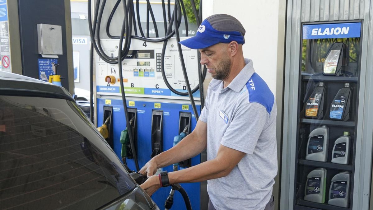 A partir de este martes bajan la nafta y el gasoil