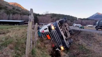 Murieron dos camioneros argentinos en Chile: uno por un vuelco y el otro por un infarto cuando intentaba ayudarlo