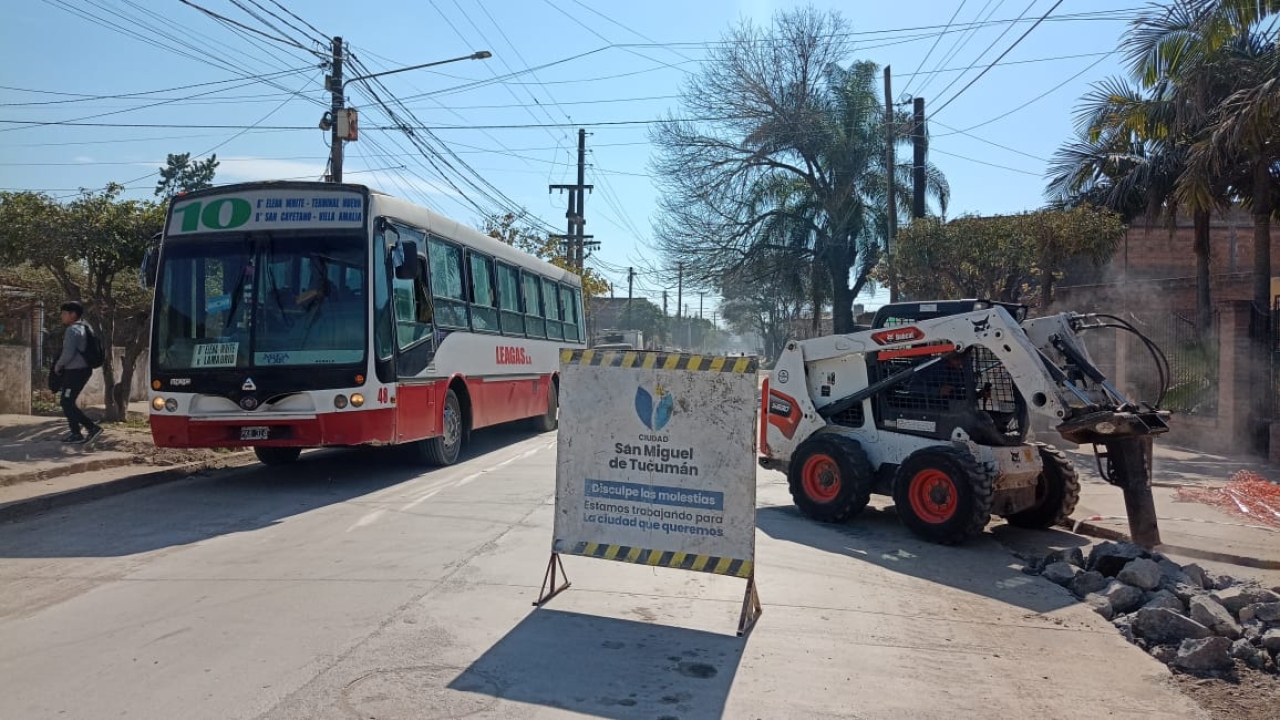 El Municipio avanza con las obras de bacheo y pavimentación de las calles por donde circulan las líneas de colectivo en la ciudad