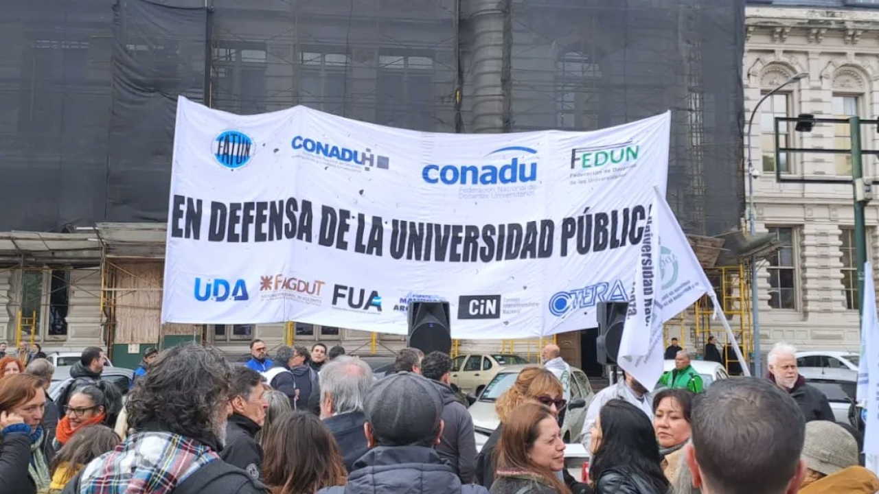 Pese al rechazo de los gremios, el Gobierno otorgará un aumento del 6,8% a los docentes universitarios