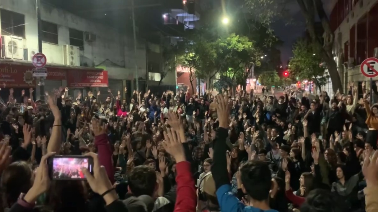 Estudiantes de Filosofía y Letras, Psicología y Veterinaria de la UBA decidieron tomar la Facultad