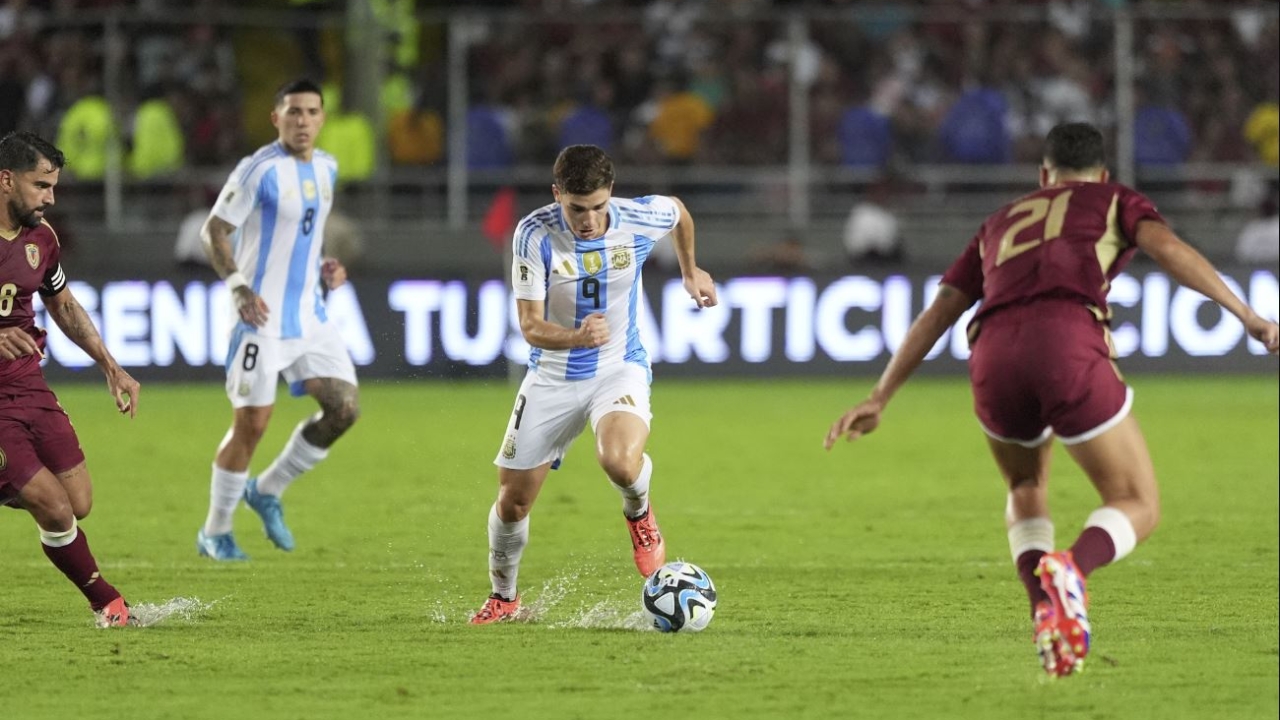 Argentina igualó 1-1 ante Venezuela por las Eliminatorias, en un duelo marcado por el mal estado del campo de juego