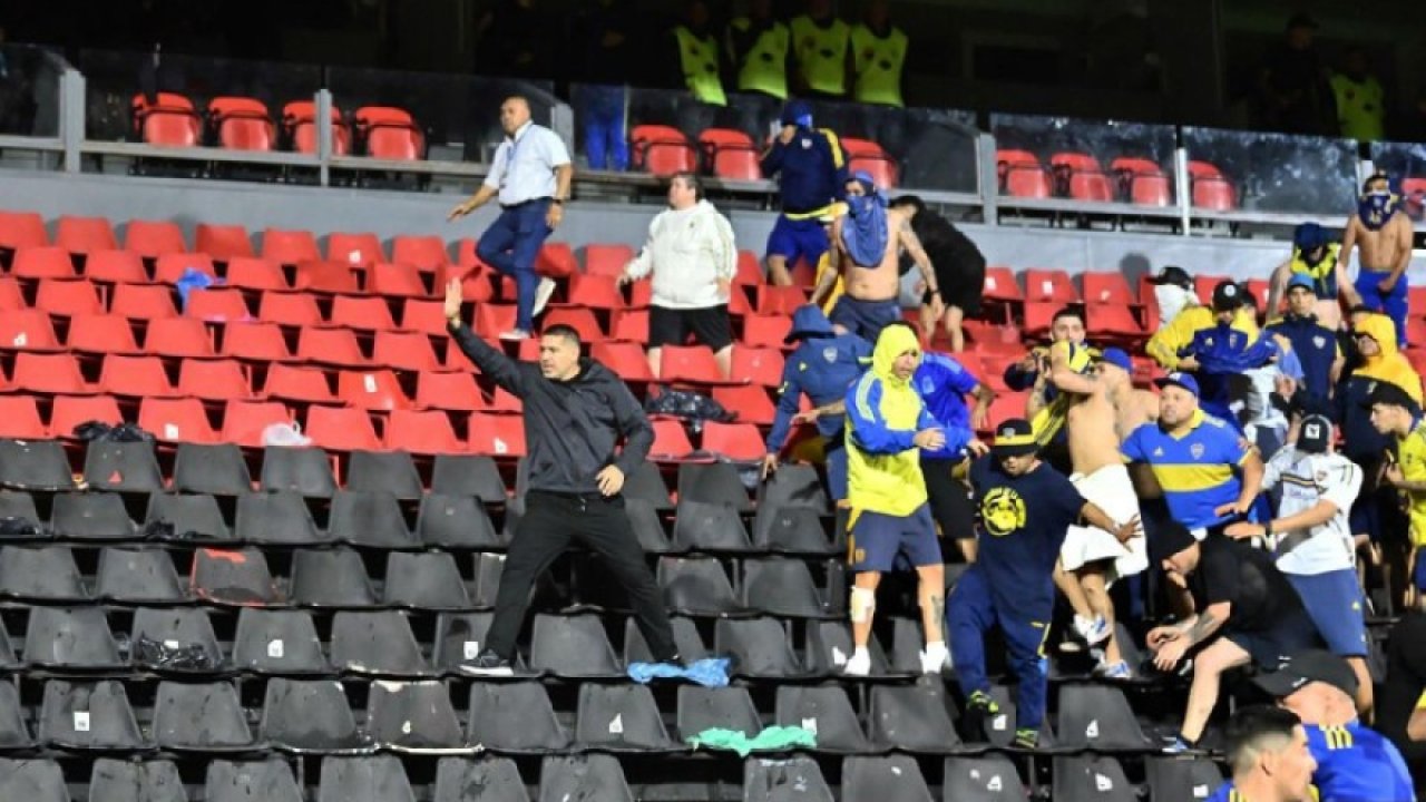 Riquelme se metió en la tribuna y frenó a la barra de Boca 