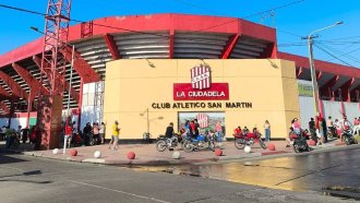 Desde anoche, los hinchas de San Martín acampan para conseguir una entrada para la final