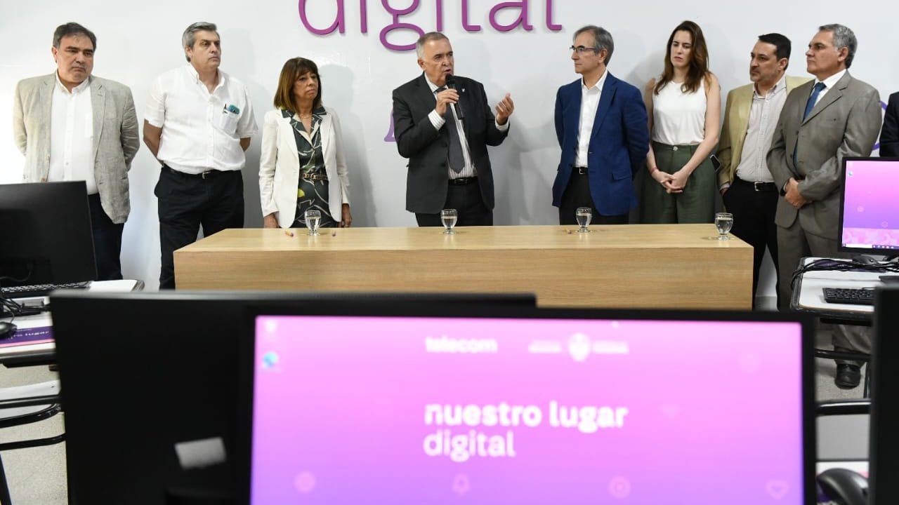 El Gobernador inauguró la primera aula tecnológica digital del país