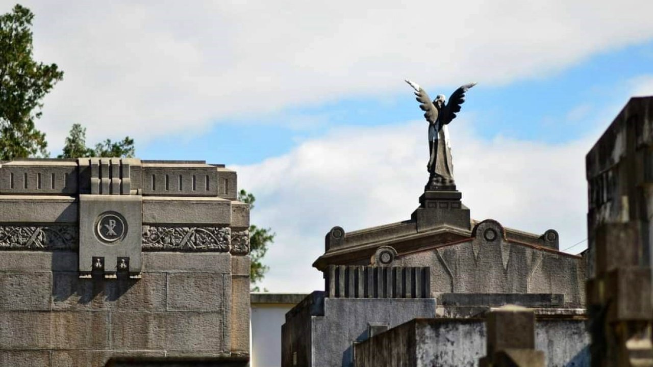 Los cementerios municipales abren en horario corrido y ofrecen misas