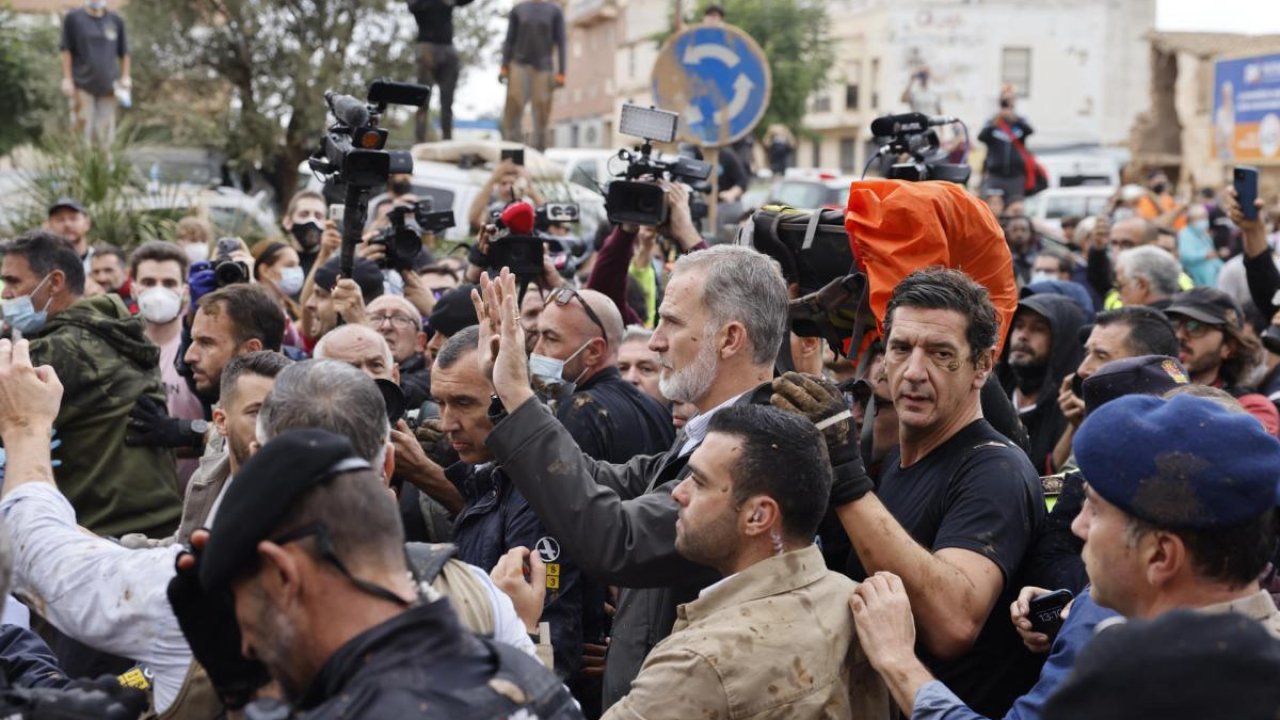 Valencia: insultos y lanzamiento de barro a la comitiva de Reyes españoles en Paiporta