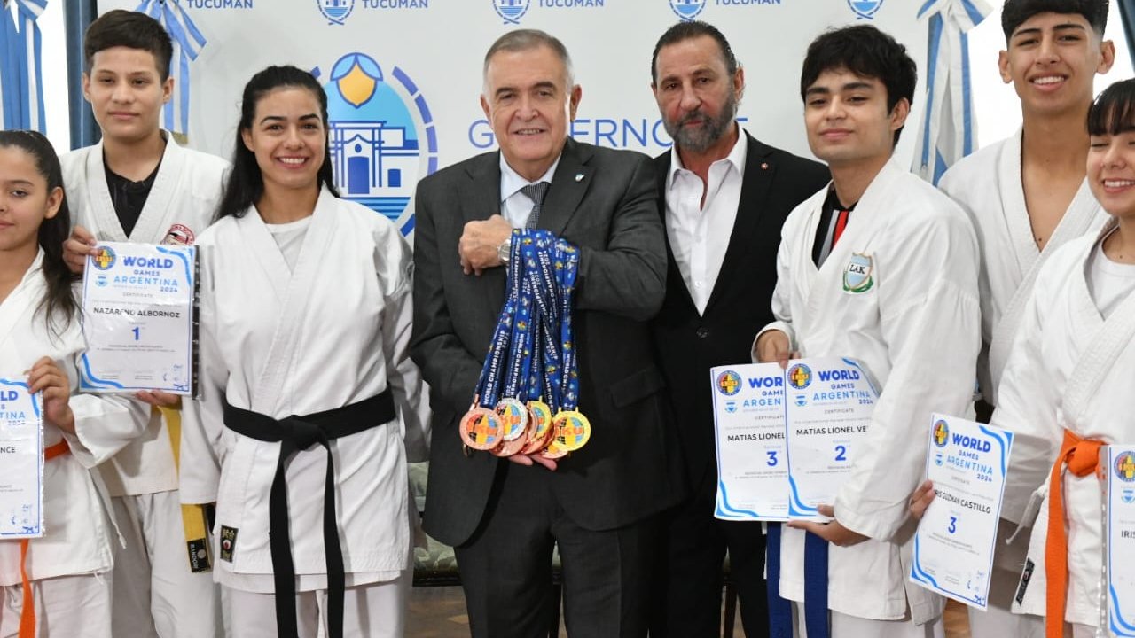 Karatecas tucumanos obtuvieron 20 medallas en el mundial y fueron recibidos por Jaldo