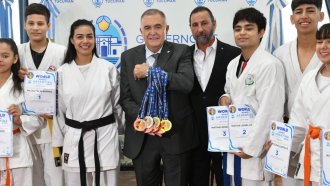 Karatecas tucumanos obtuvieron 20 medallas en el mundial y fueron recibidos por Jaldo