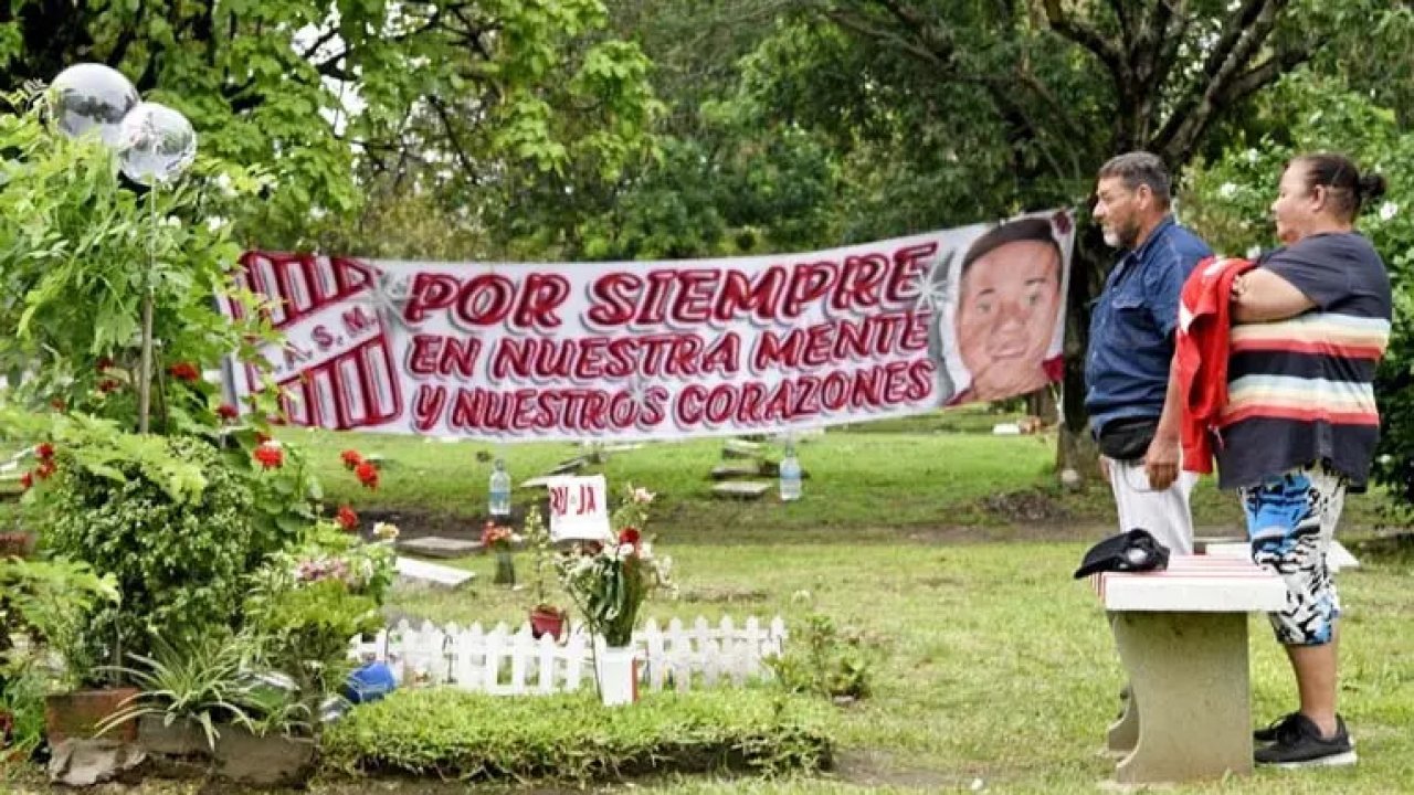 Un matrimonio escuchó la final de San Martín de Tucumán en la tumba de su hijo