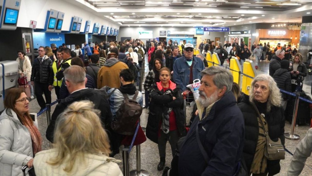 El Gobierno intimó a los gremios para que presenten un plan para normalizar Aerolíneas Argentinas