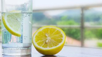 Agua con limón: efectos reales y sus consecuencias según una nutricionista