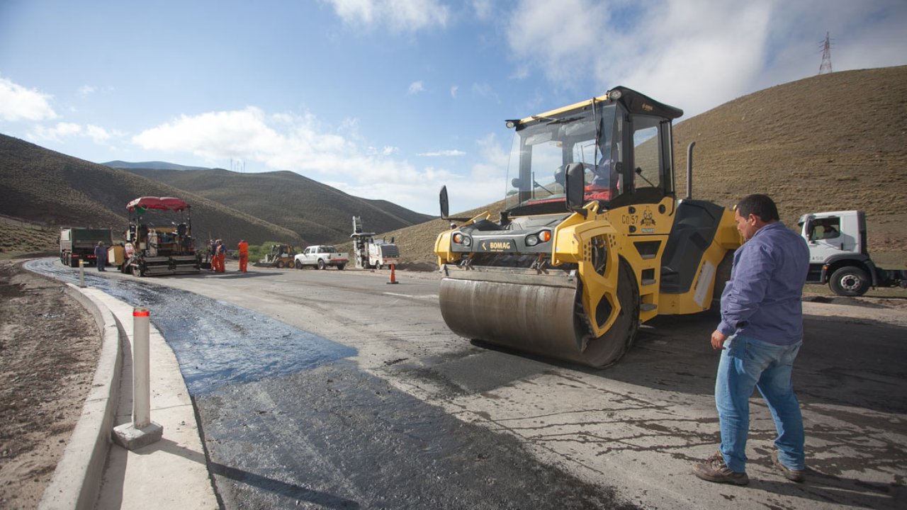 Avanzan las obras de pavimentación y conectividad en la Ruta 307