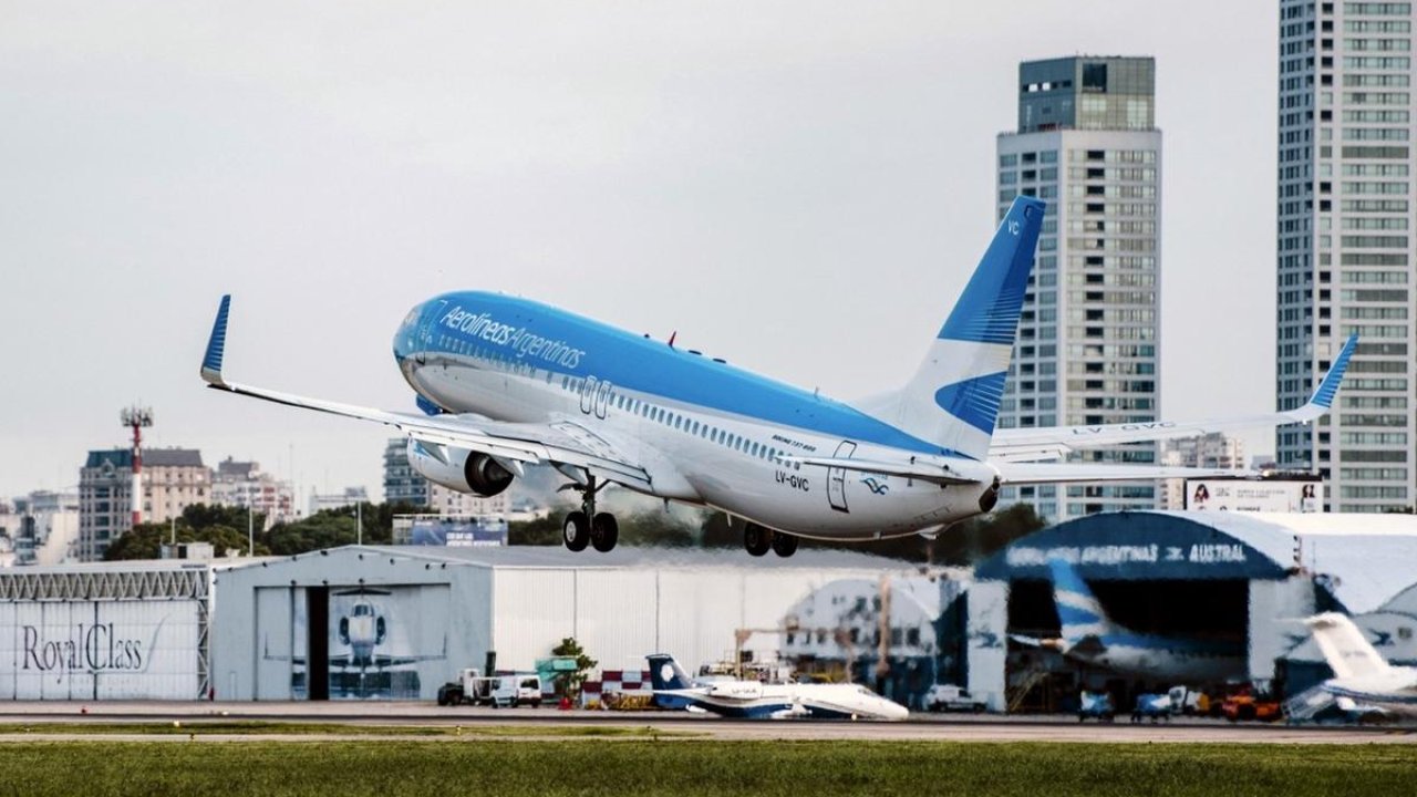 El gobierno llegó a un acuerdo con los gremios de Aerolíneas