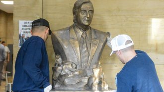 Se retiró el busto del ex presidente Néstor Kirchner que se encontraba en las oficinas de ANSES