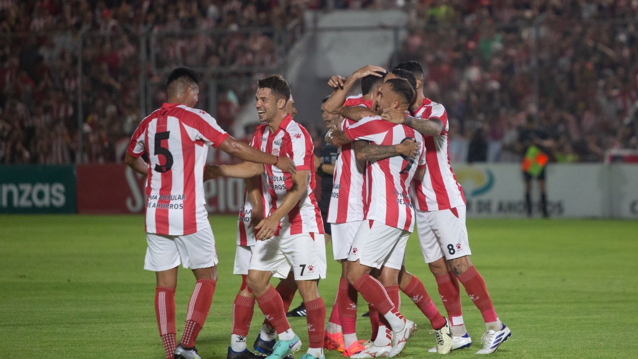 San Martín de Tucumán derrotó por 2 a 0 a San Telmo y enfrentará a Gimnasia de Mendoza en semifinales