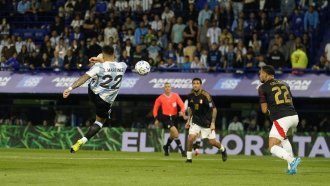 Argentina venció a Perú con un extraordinario golazo de Lautaro Martínez 