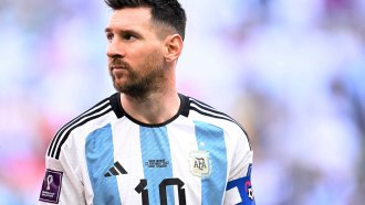 Una anécdota para toda la vida: Lionel Messi fue a cargar combustible en su trabajo y compartió el momento en las redes