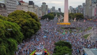 Miles de hinchas de Racing recibieron al equipo en el Obelisco para celebrar la Copa Sudamericana