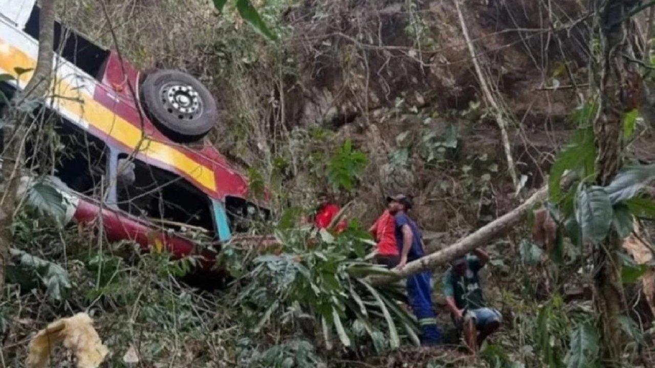 Grave accidente en Brasil tras caer un micro al precipio: 17 fallecidos hasta el momento