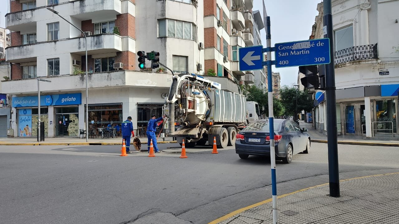 La SAT  trabajó en un operativo de limpieza en la zona céntrica de San Miguel de Tucumán