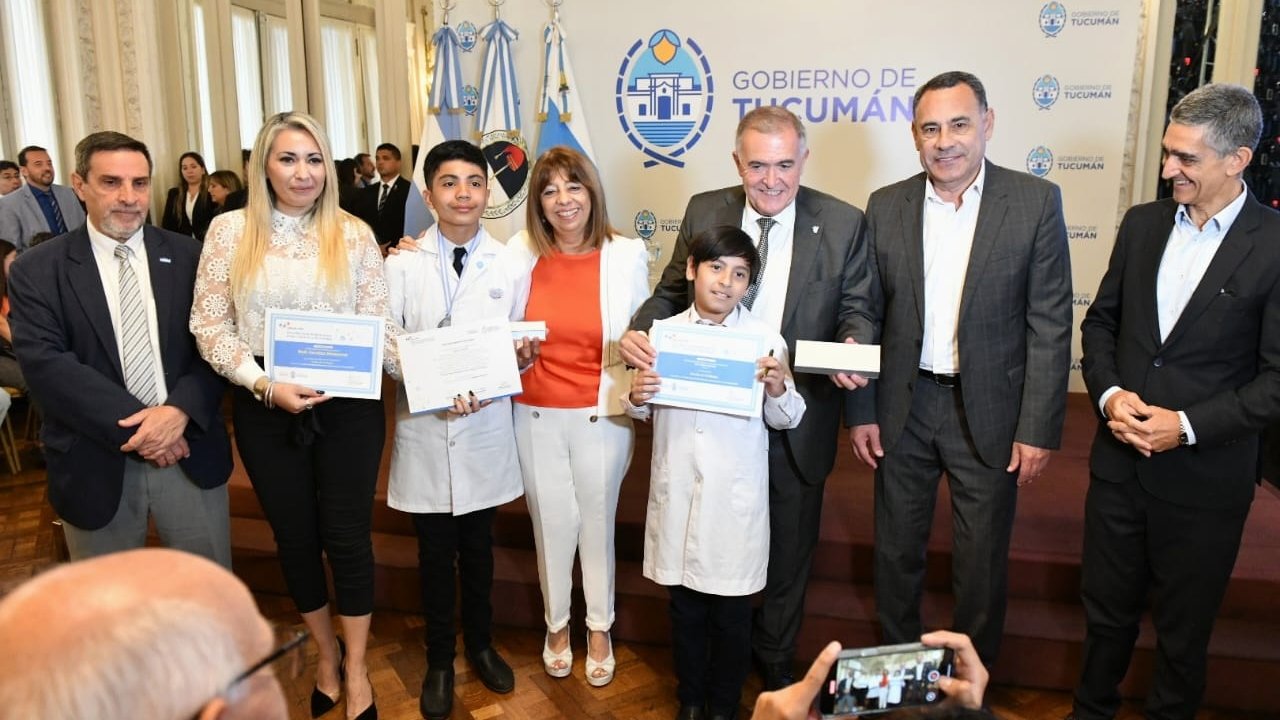 Distinción a docentes y alumnos en el Salón Blanco de Casa de Gobierno