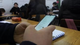 Tucumán implementará restricciones para el uso de celulares en las aulas