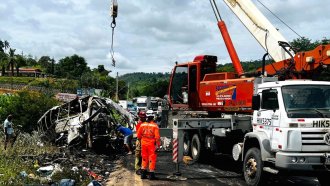 Brasil: 38 personas murieron en el choque y posterior incendio de un ómnibus en el estado brasileño de Minas Gerais 