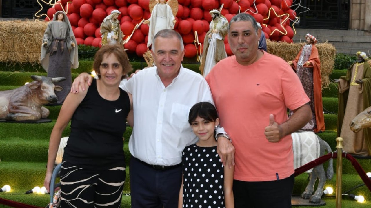 En la explanada de Casa de Gobierno, Jaldo saludó a vecinos y turistas  