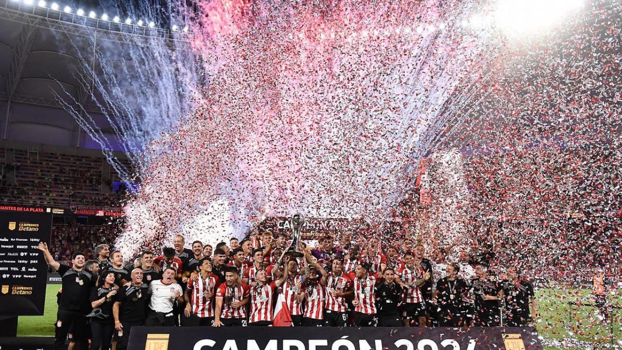 Estudiantes de La Plata se coronó campeón del Trofeo de Campeones al ganarle por 3 a 0 a Vélez 