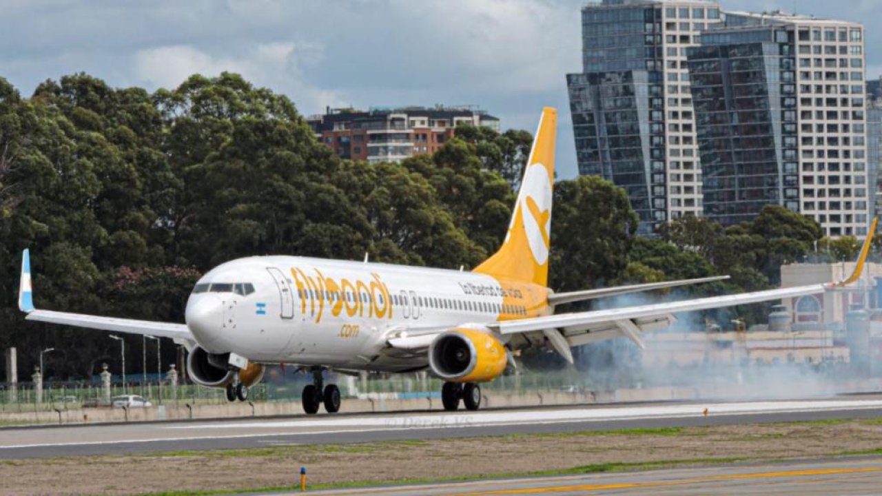 Flybondi es el nuevo Grinch de la Navidad: Canceló y reprogramó 71 vuelos