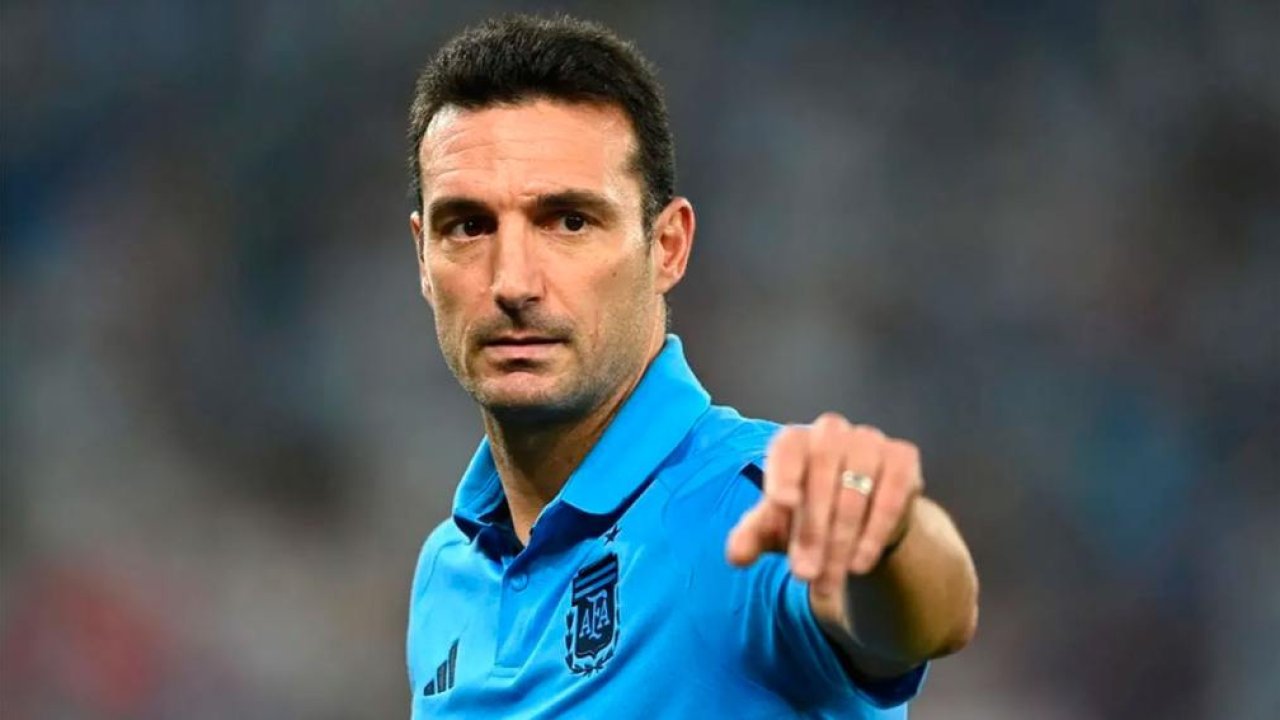 Scaloni posó con la camiseta de un equipo del ascenso y desató una ola de emociones en las redes