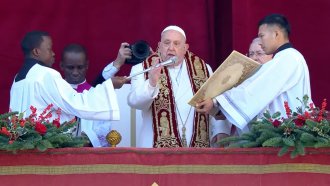 El Papa Francisco pidió en su mensaje de Navidad que " Callen las armas en Ucrania y se ayude a la población extenuada por el hambre y la guerra”