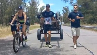 Corrió 20 km cargando un carro para generar conciencia