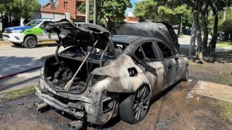 Una pelea terminó en venganza y con un vehículo incendiado