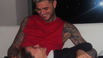 Mauro Icardi, sonriente y con la China Suárez descansado con la cabeza en sus piernas