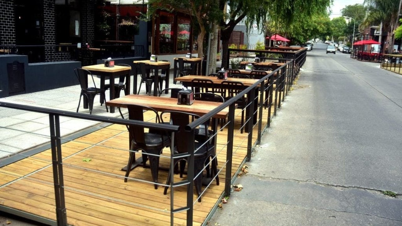 Los decks en bares y restaurantes del centro comienzan a ser desinstalados