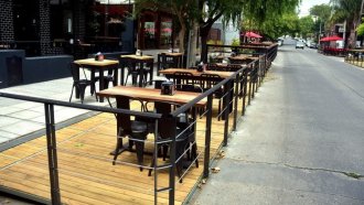 Los decks en bares y restaurantes del centro comiezan a ser desinstalados