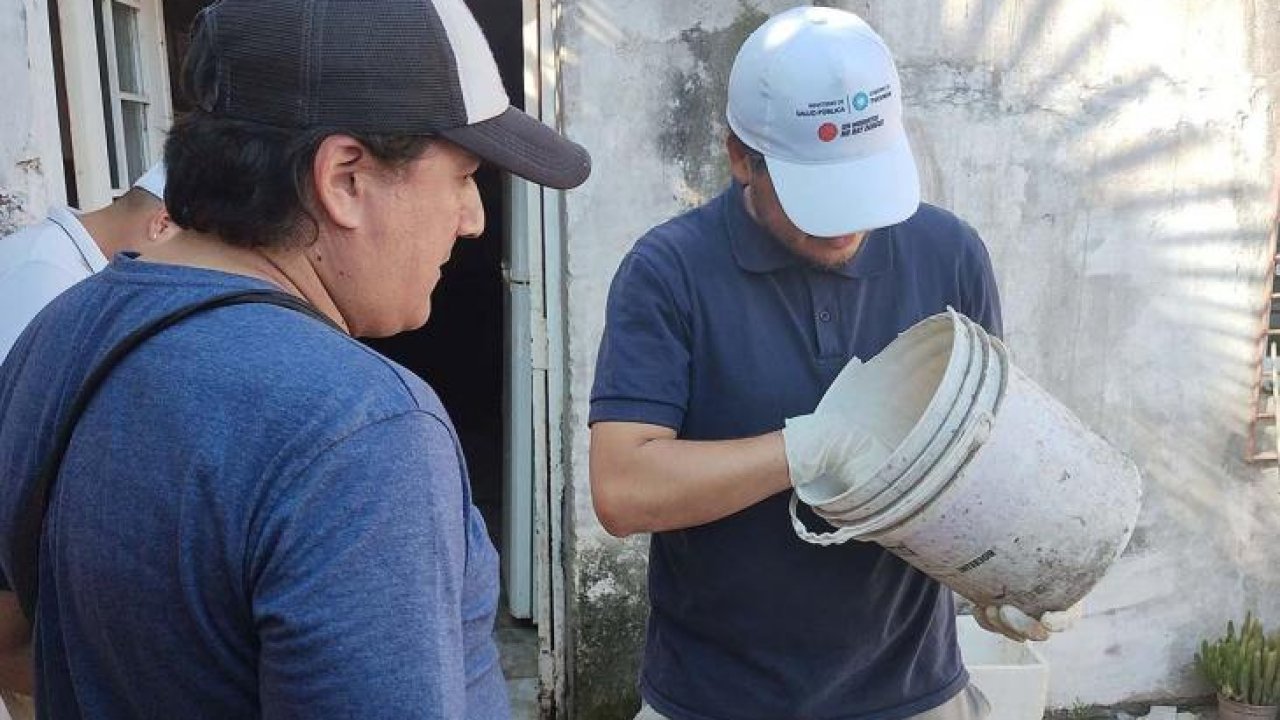 Continúan con los operativos de descacharreo para prevenir contra el dengue