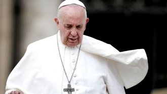 El Papa Francisco se cayó y tuvieron que inmovilizarle un brazo