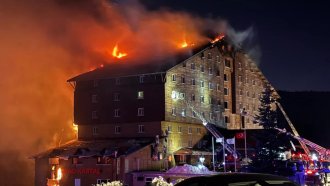 Tragedia en Turquía: 69 personas murieron al incendiarse un hotel 