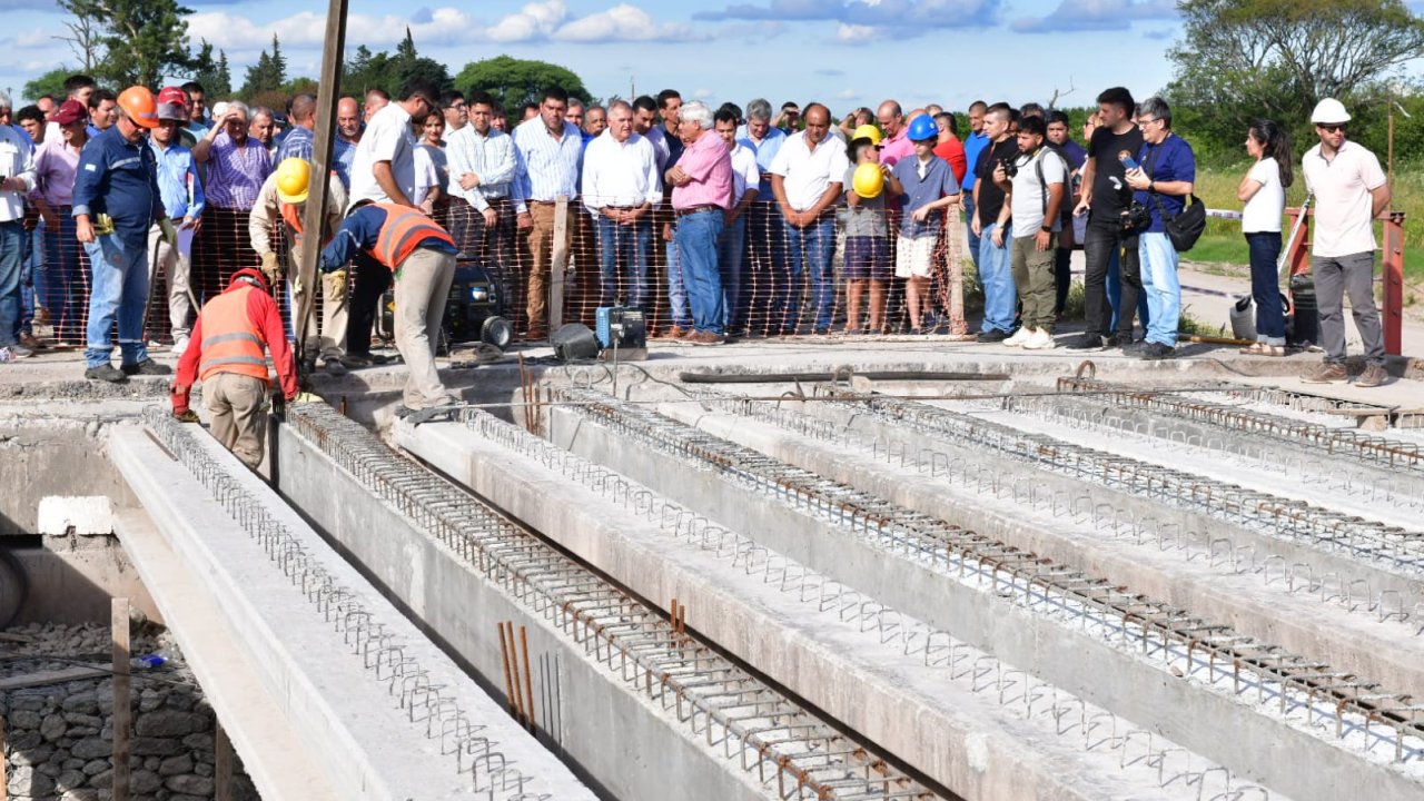 Jaldo recorrió las obras del puente sobre el arroyo Taruca Pampa