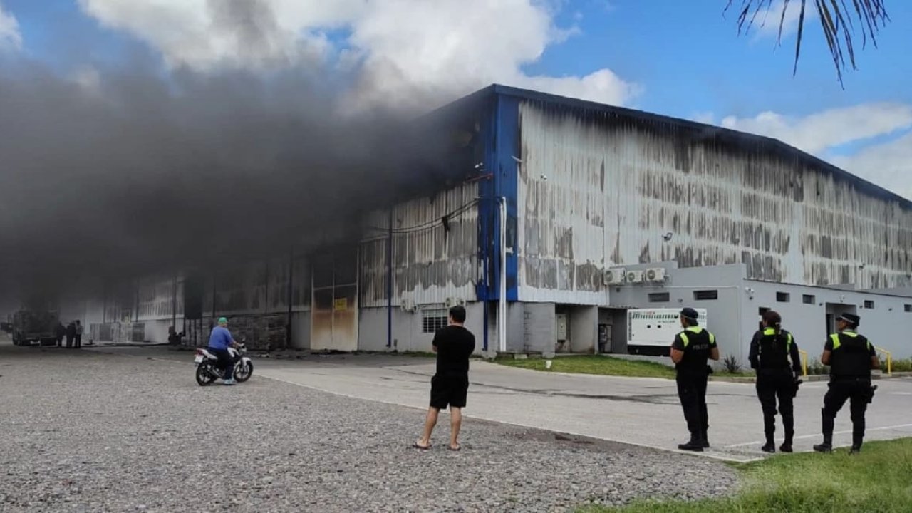 Incendio en Mercado Libre: grandes pérdidas y desconocimiento de las causas que lo iniciaron