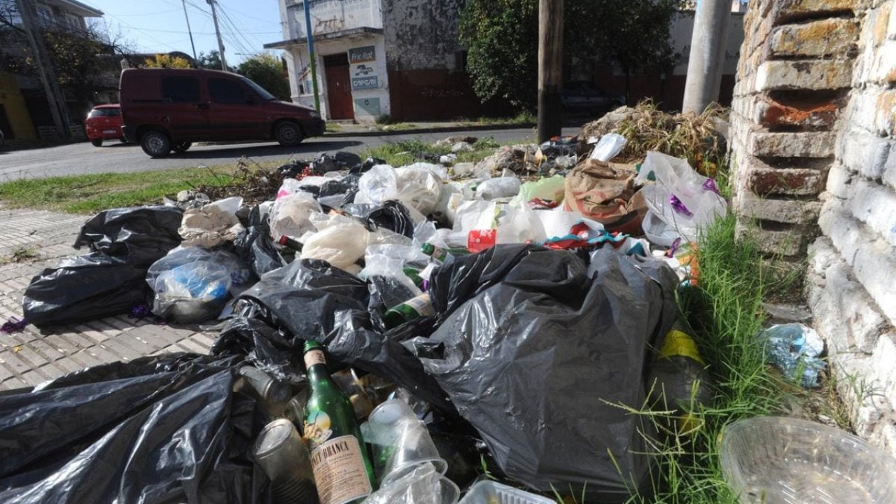 Multarán a quienes arrojen basura en la vía pública