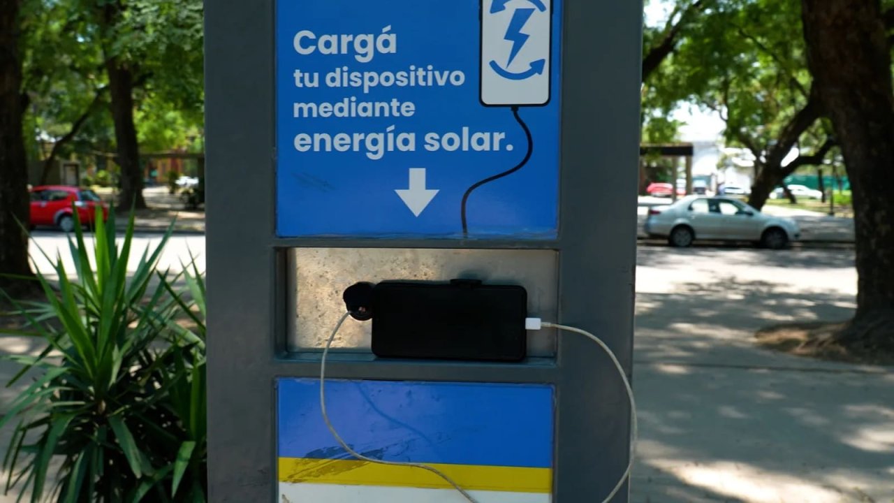 Cargar tu celular, llenar el termo y hasta inflar tu bici: los nuevos servicios solares en Tucumán