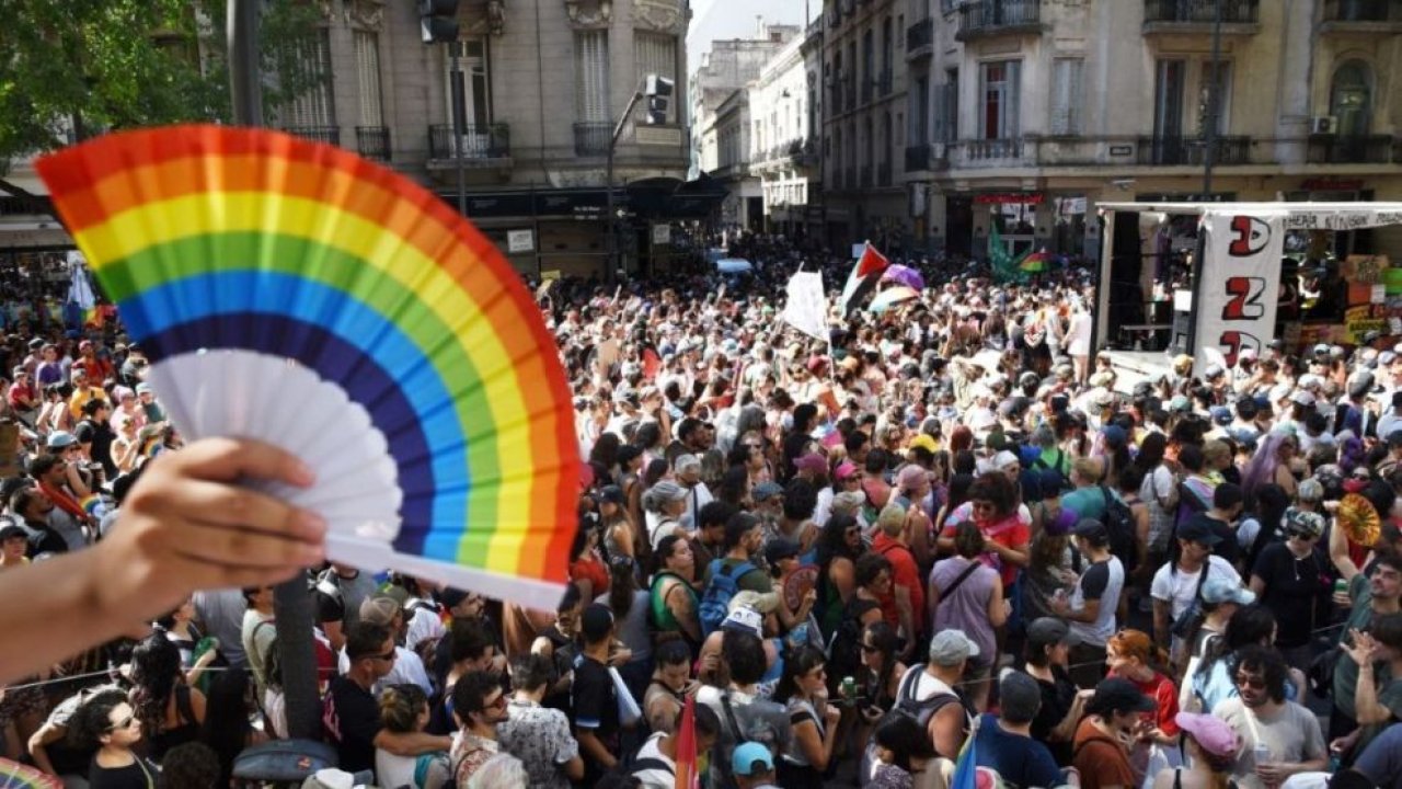 Multitudinaria marcha de organizaciones del colectivo LGTBIQ