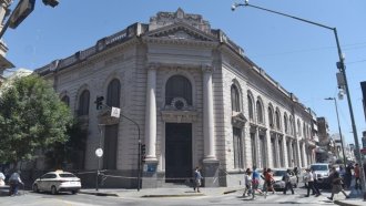 ¿Cuál es la razón del vallado en el antiguo edificio de Rentas?