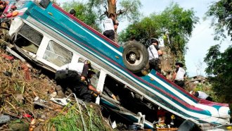 Guatemala: Un ómnibus cayó por un puente y murieron 55 personas