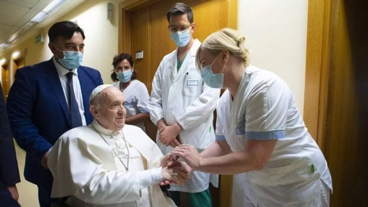 El papa Francisco ha sido diagnosticado con neumonía bilateral