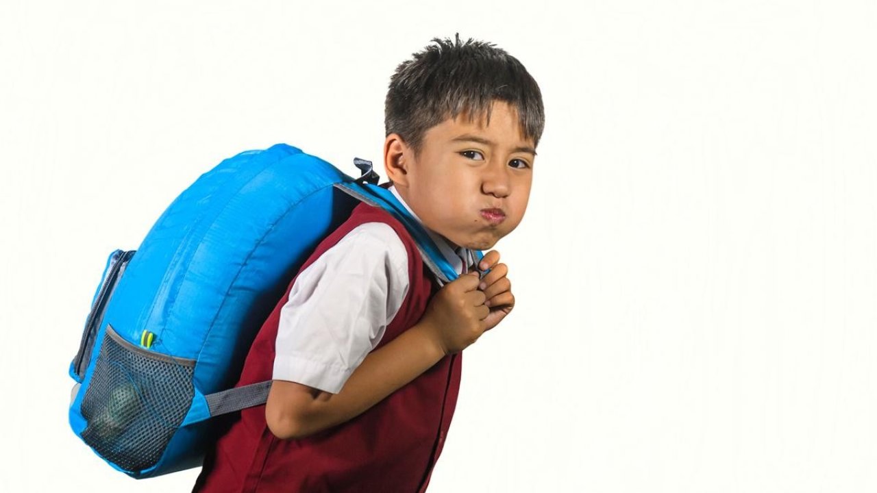 Tecnología y mochilas: El doble desafío para la salud postural de los niños